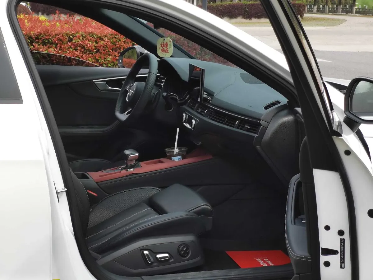 2024 Audi A4L 2.0T 190HP L4 7DCT,autocango,china used car exporter,china ev exporter,chinese used car exporter,chinese used ev exporter