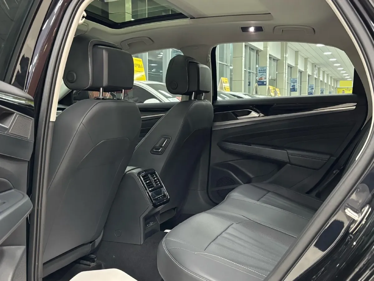 2025 Volkswagen Passat 2.0T 220HP L4 7DCT,autocango,china used car exporter,china ev exporter,chinese used car exporter,chinese used ev exporter