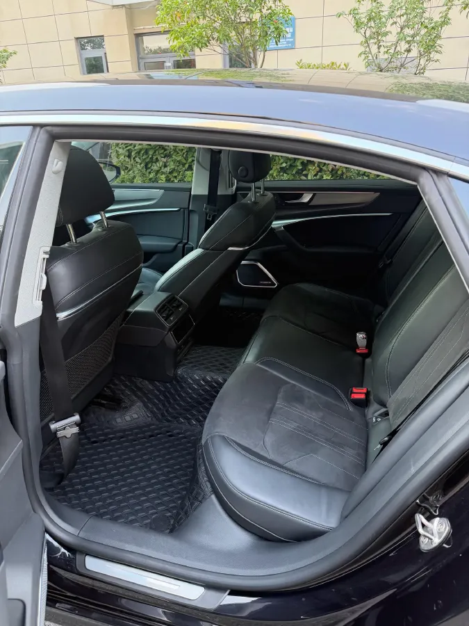 2024 Audi A7L 2.0T 245HP L4 7DCT,autocango,china used car exporter,china ev exporter,chinese used car exporter,chinese used ev exporter