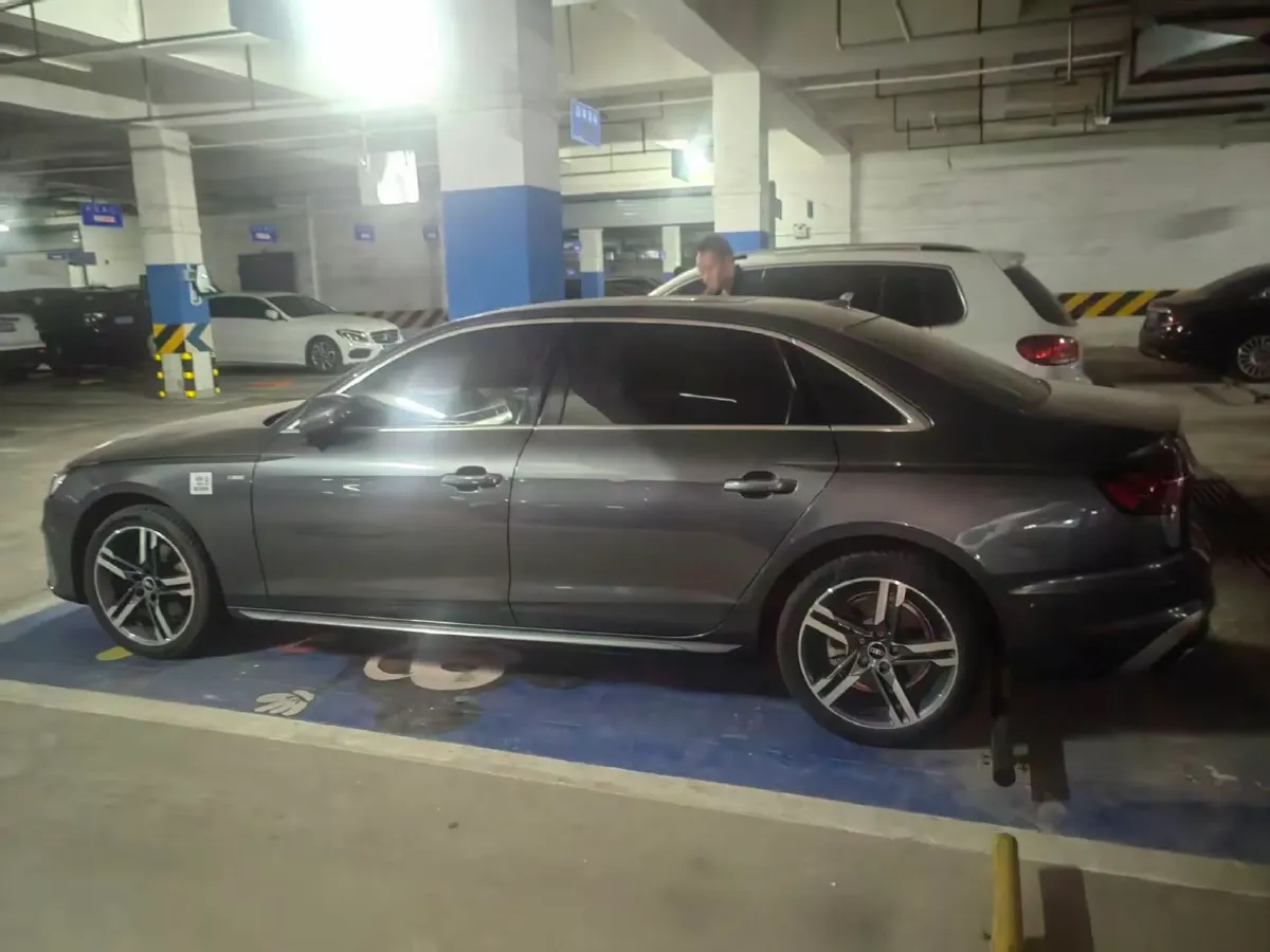 2022 Audi A4L 2.0T 190HP L4 7DCT,autocango,china used car exporter,china ev exporter,chinese used car exporter,chinese used ev exporter