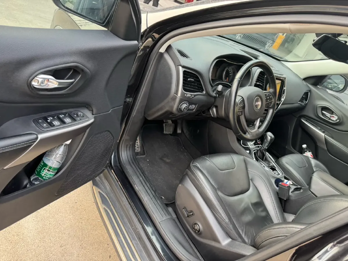 2019 Jeep Cherokee 2.0T 234HP L4 9AT,autocango,china used car exporter,china ev exporter,chinese used car exporter,chinese used ev exporter