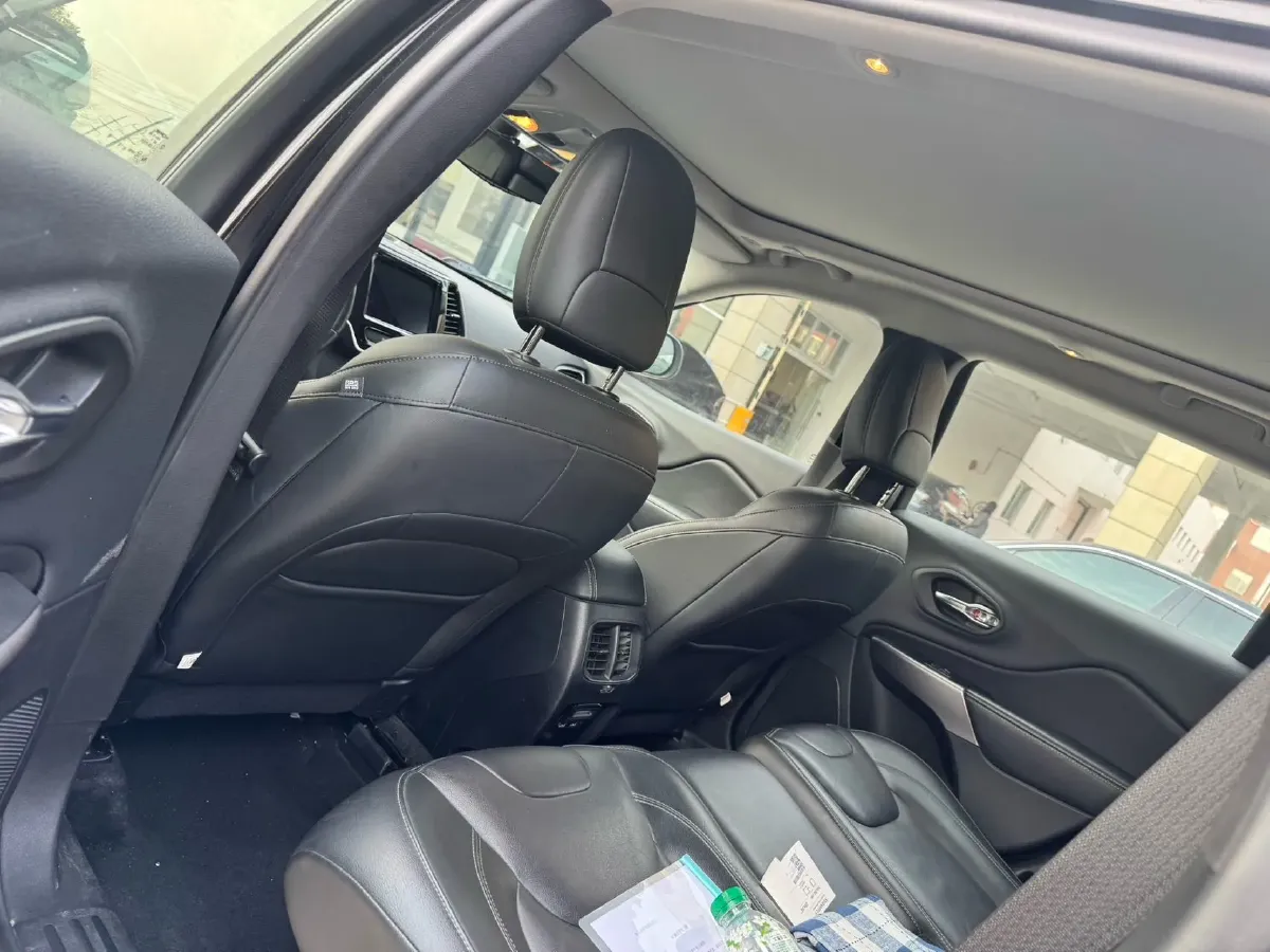 2019 Jeep Cherokee 2.0T 234HP L4 9AT,autocango,china used car exporter,china ev exporter,chinese used car exporter,chinese used ev exporter