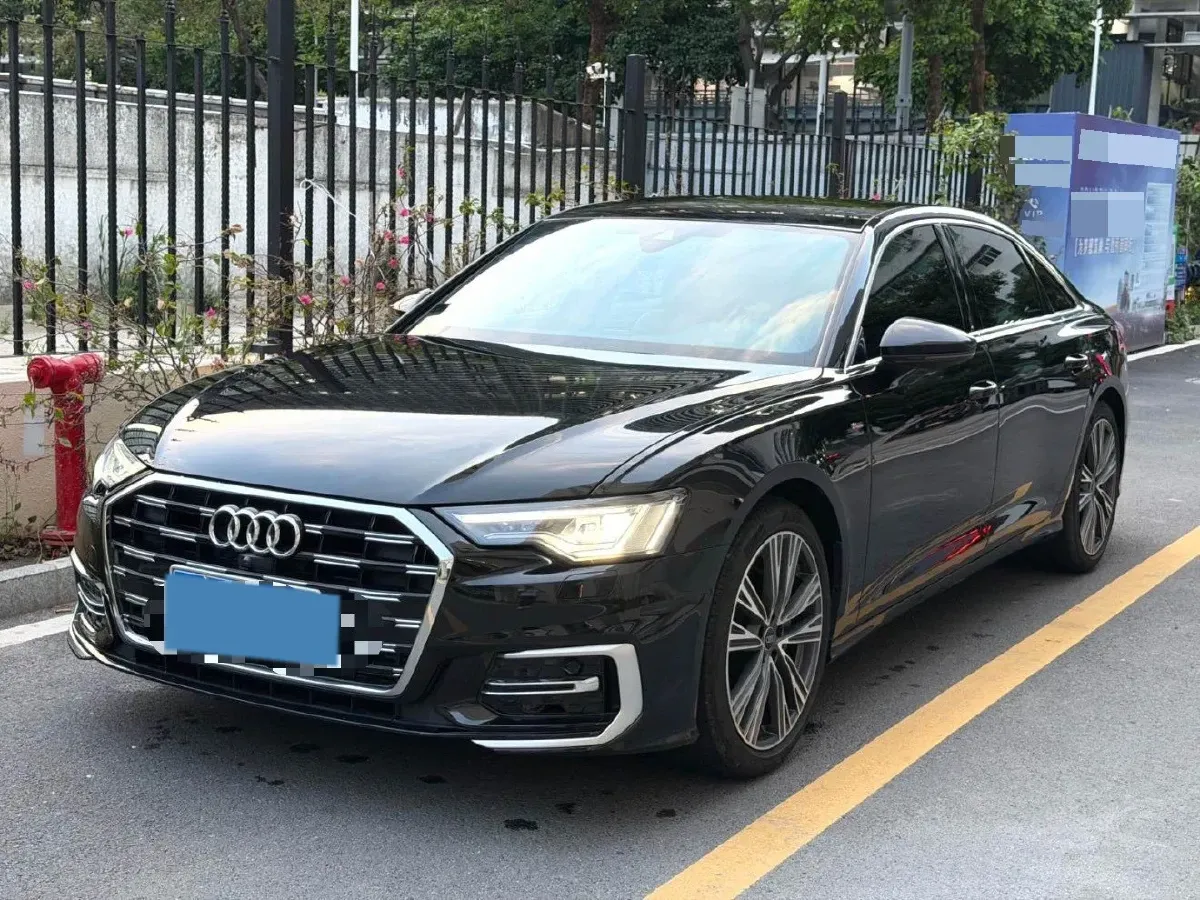 2025 Audi A6L 2.0T 245HP L4 7DCT,autocango,china used car exporter,china ev exporter,chinese used car exporter,chinese used ev exporter