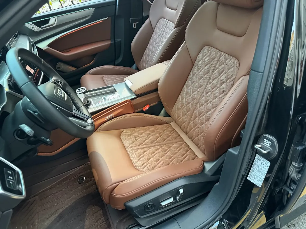 2025 Audi A6L 2.0T 245HP L4 7DCT,autocango,china used car exporter,china ev exporter,chinese used car exporter,chinese used ev exporter