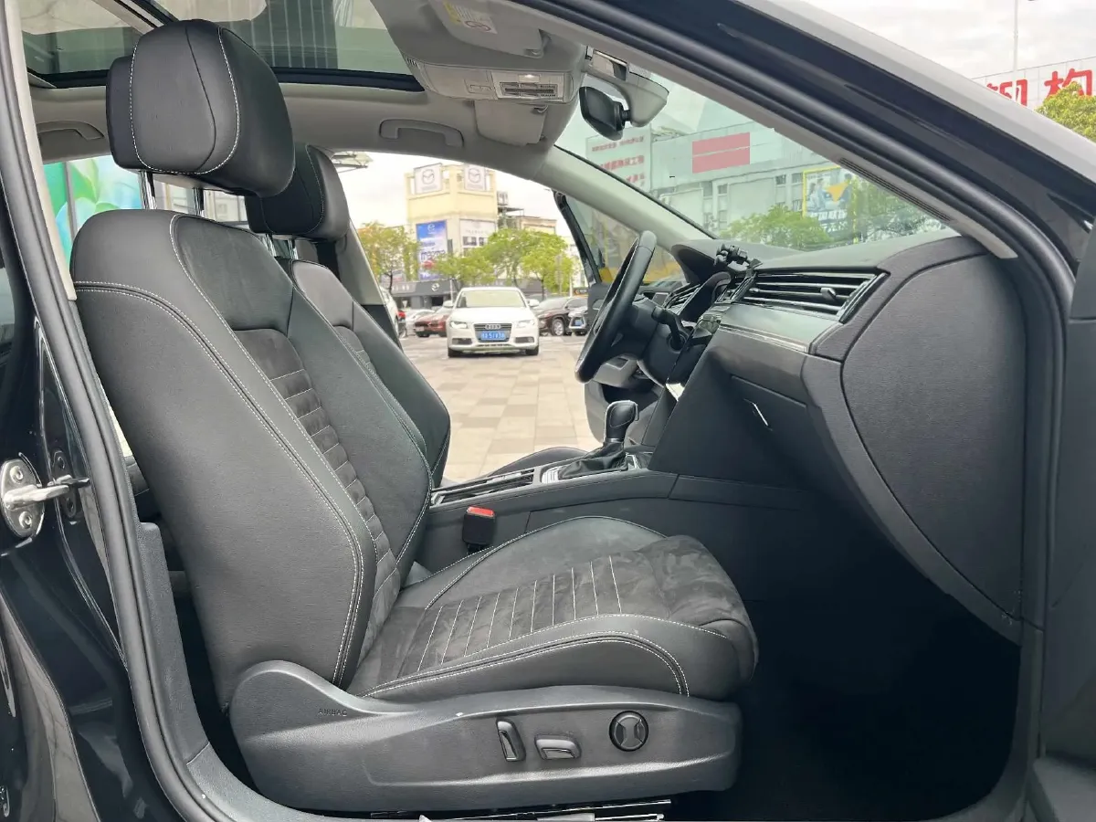 2021 Volkswagen Magotan 2.0T 186HP L4 7DCT,autocango,china used car exporter,china ev exporter,chinese used car exporter,chinese used ev exporter