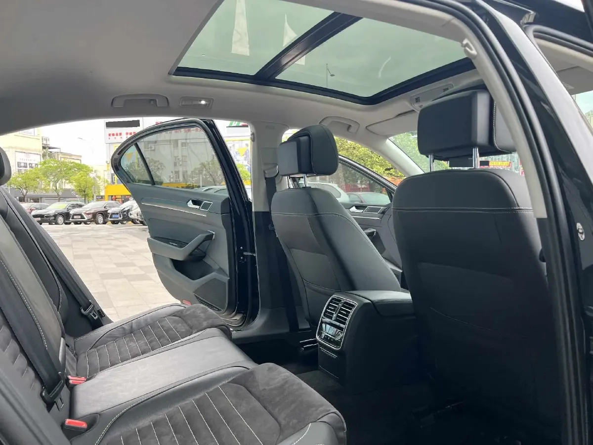 2021 Volkswagen Magotan 2.0T 186HP L4 7DCT,autocango,china used car exporter,china ev exporter,chinese used car exporter,chinese used ev exporter