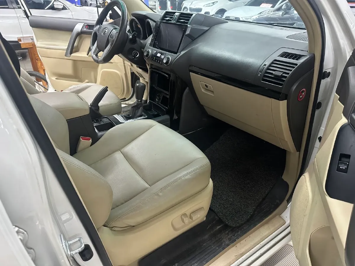 2017 YuTong T7 6.0L 316HP V8 6AT,autocango,china used car exporter,china ev exporter,chinese used car exporter,chinese used ev exporter