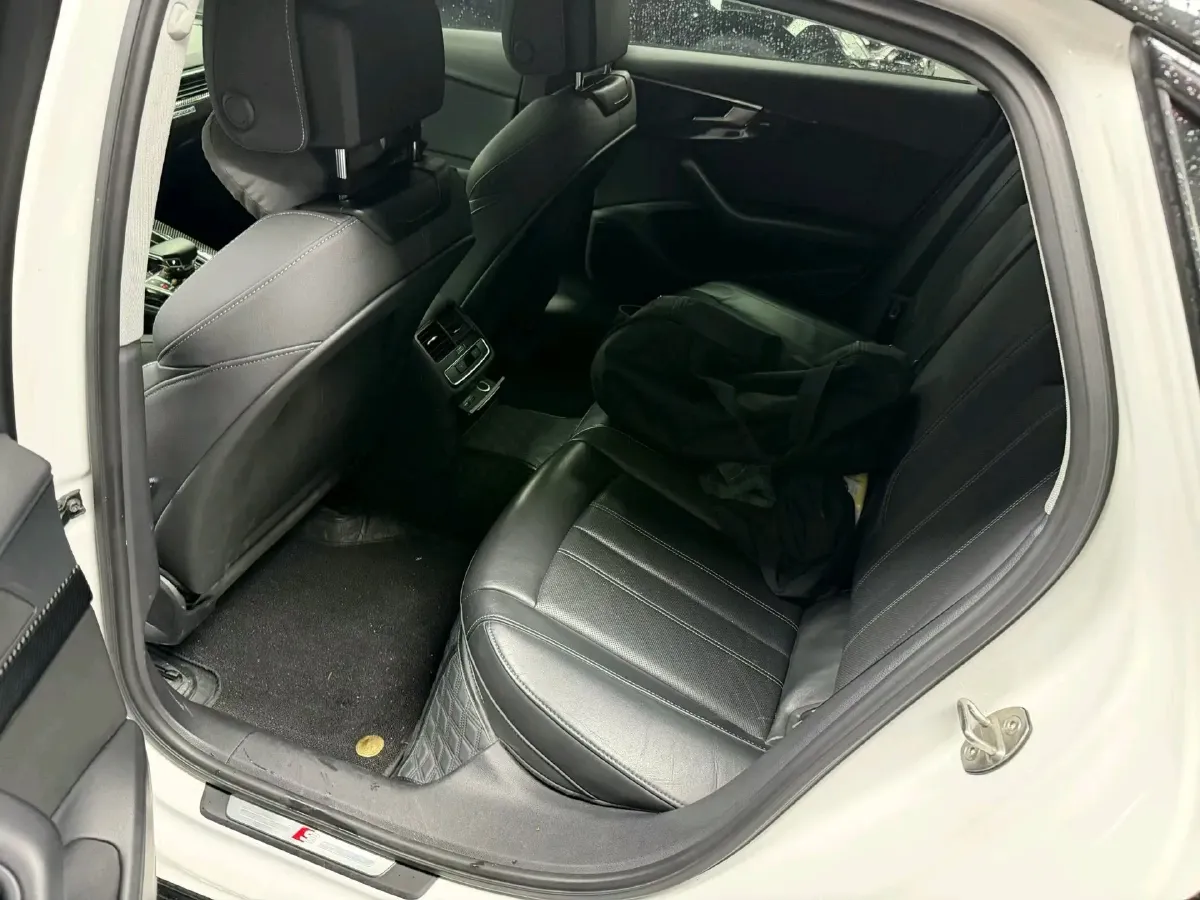 2023 Audi A4L 2.0T 190HP L4 7DCT,autocango,china used car exporter,china ev exporter,chinese used car exporter,chinese used ev exporter