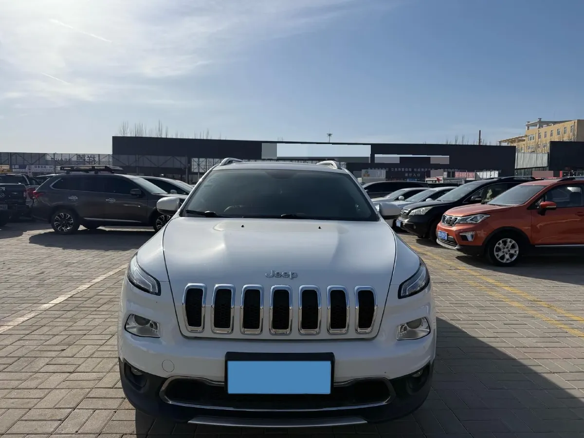 2016 Jeep Cherokee 2.4L 175HP L4 9AT,autocango,china used car exporter,china ev exporter,chinese used car exporter,chinese used ev exporter