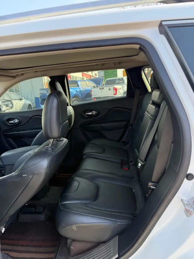 2016 Jeep Cherokee 2.4L 175HP L4 9AT,autocango,china used car exporter,china ev exporter,chinese used car exporter,chinese used ev exporter