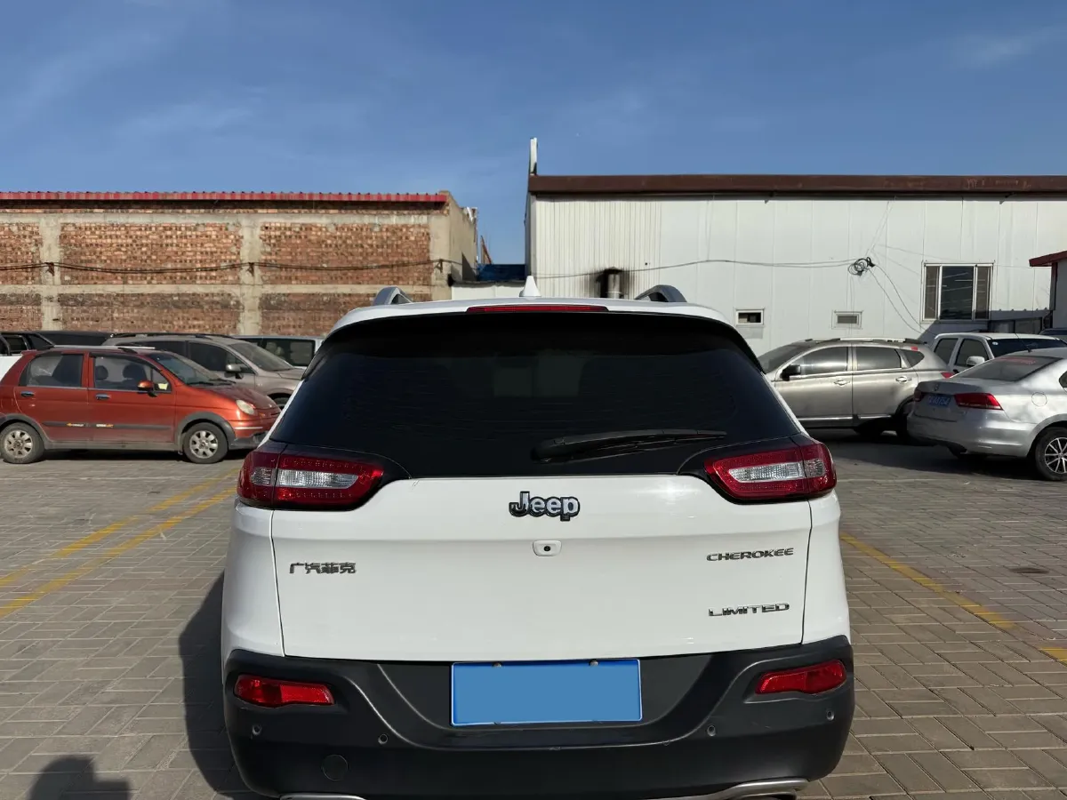 2016 Jeep Cherokee 2.4L 175HP L4 9AT,autocango,china used car exporter,china ev exporter,chinese used car exporter,chinese used ev exporter