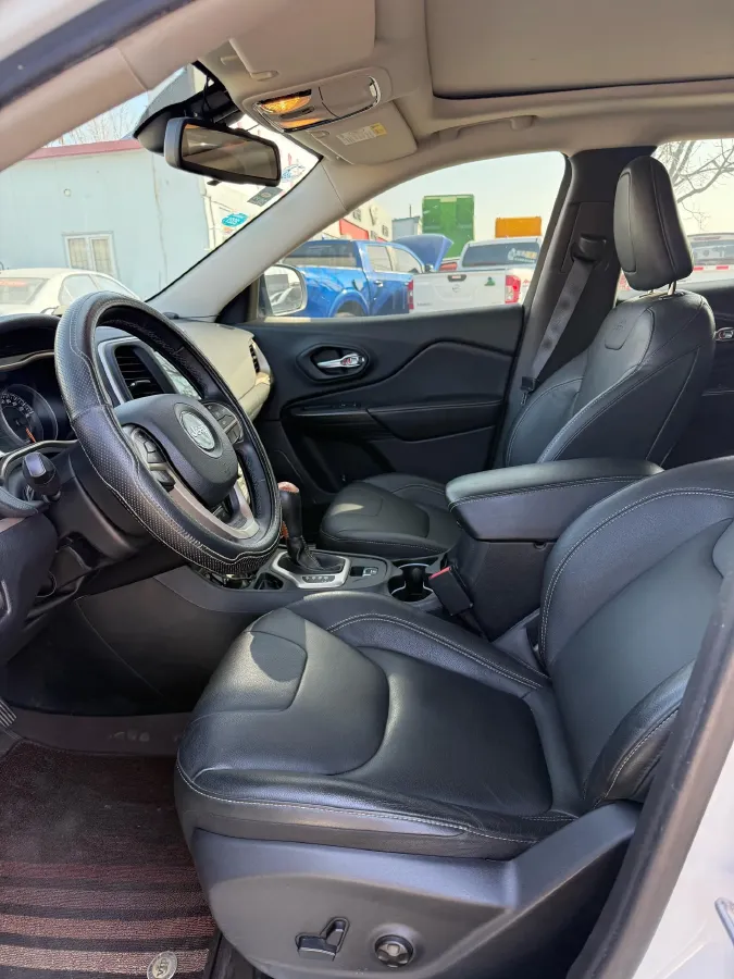 2016 Jeep Cherokee 2.4L 175HP L4 9AT,autocango,china used car exporter,china ev exporter,chinese used car exporter,chinese used ev exporter