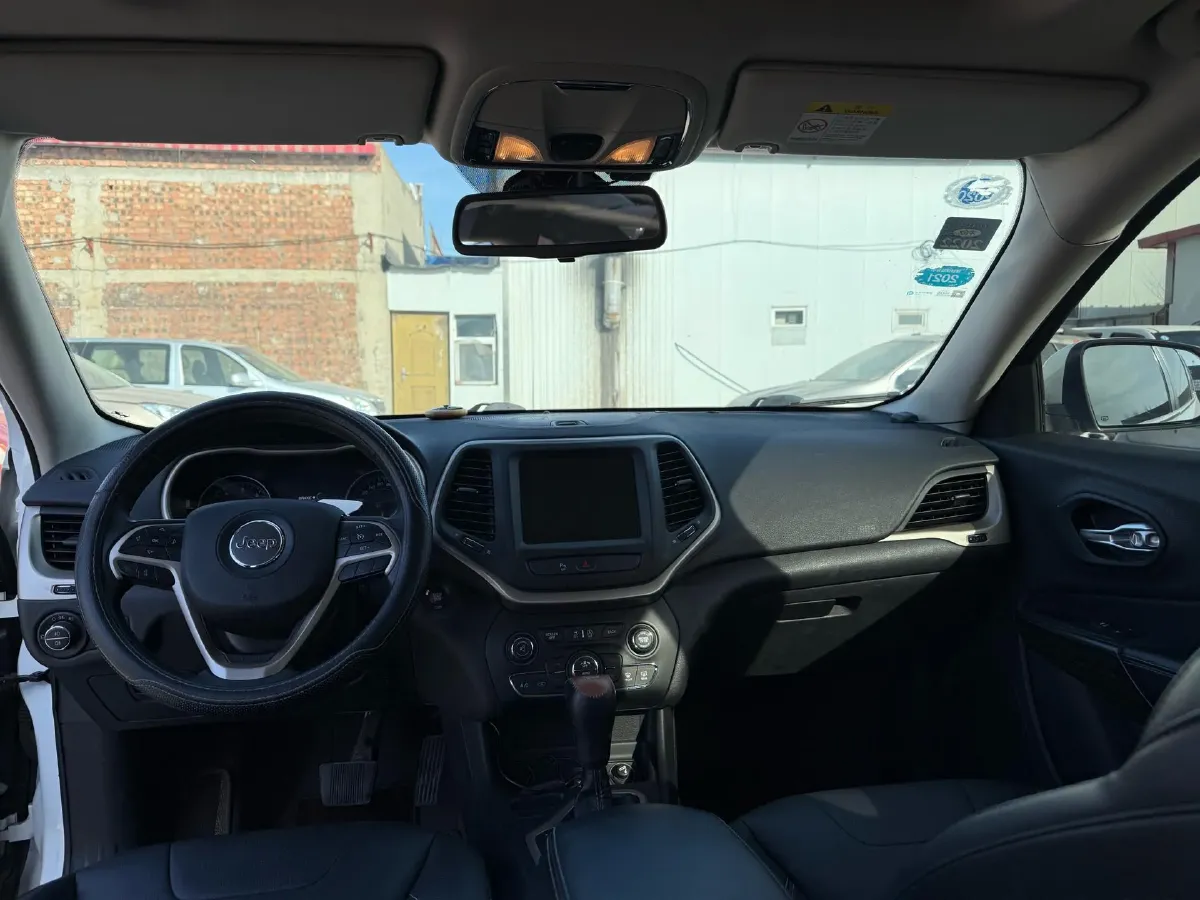 2016 Jeep Cherokee 2.4L 175HP L4 9AT,autocango,china used car exporter,china ev exporter,chinese used car exporter,chinese used ev exporter