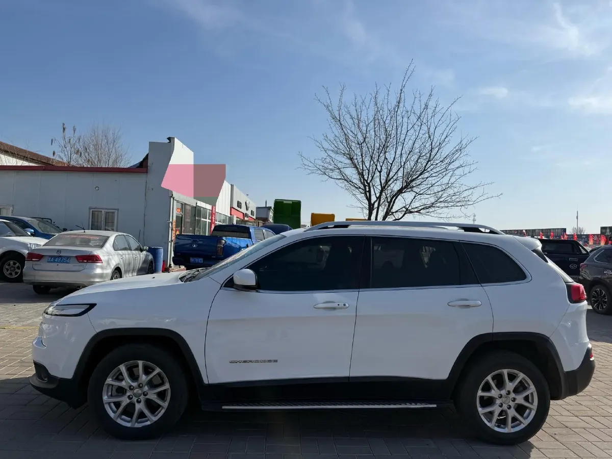2016 Jeep Cherokee 2.4L 175HP L4 9AT,autocango,china used car exporter,china ev exporter,chinese used car exporter,chinese used ev exporter