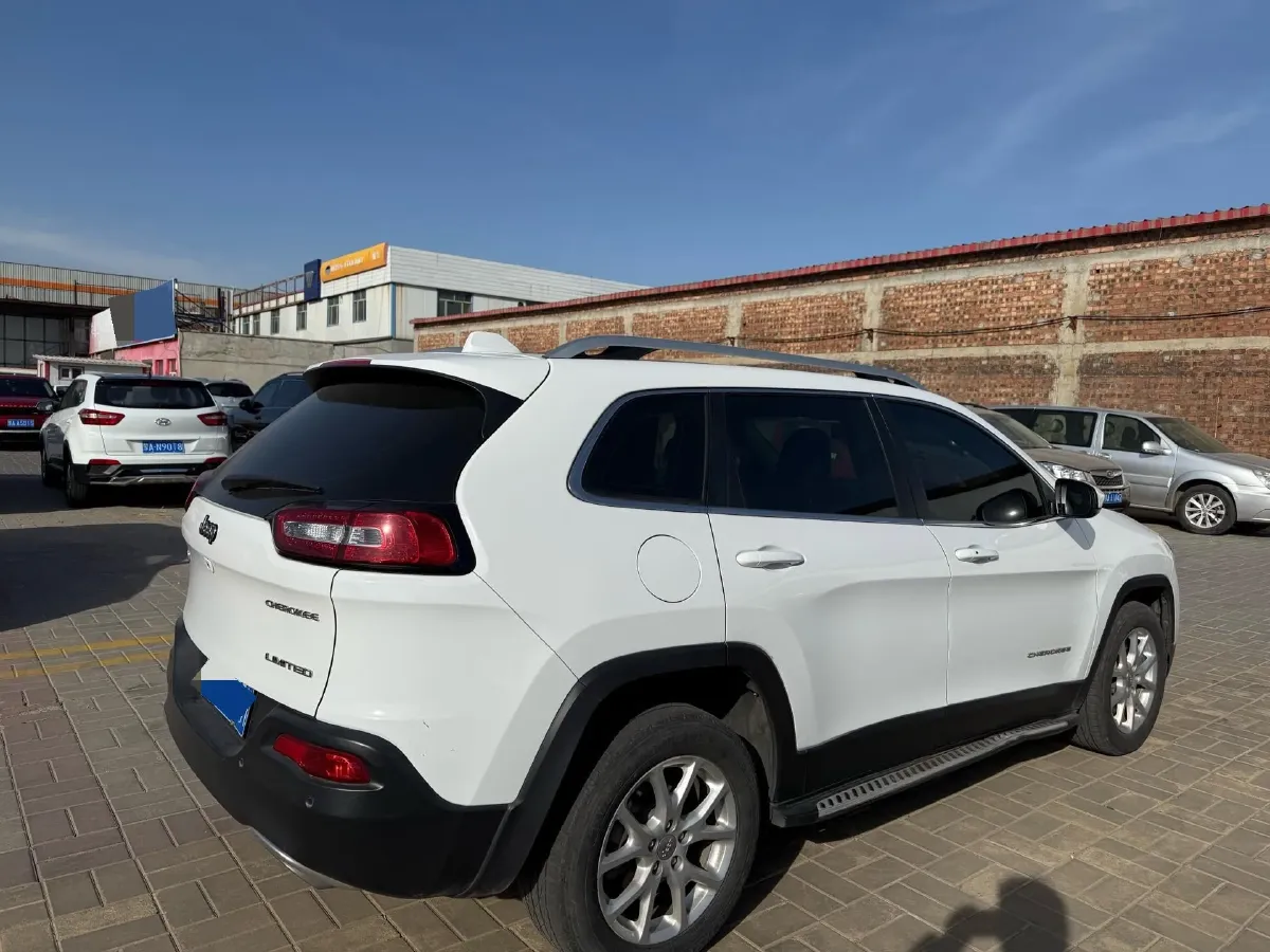 2016 Jeep Cherokee 2.4L 175HP L4 9AT,autocango,china used car exporter,china ev exporter,chinese used car exporter,chinese used ev exporter