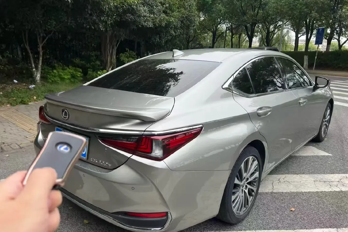 2018 Lexus ES 2.5L 178HP L4 E-CVT Hybrid,autocango,china used car exporter,china ev exporter,chinese used car exporter,chinese used ev exporter
