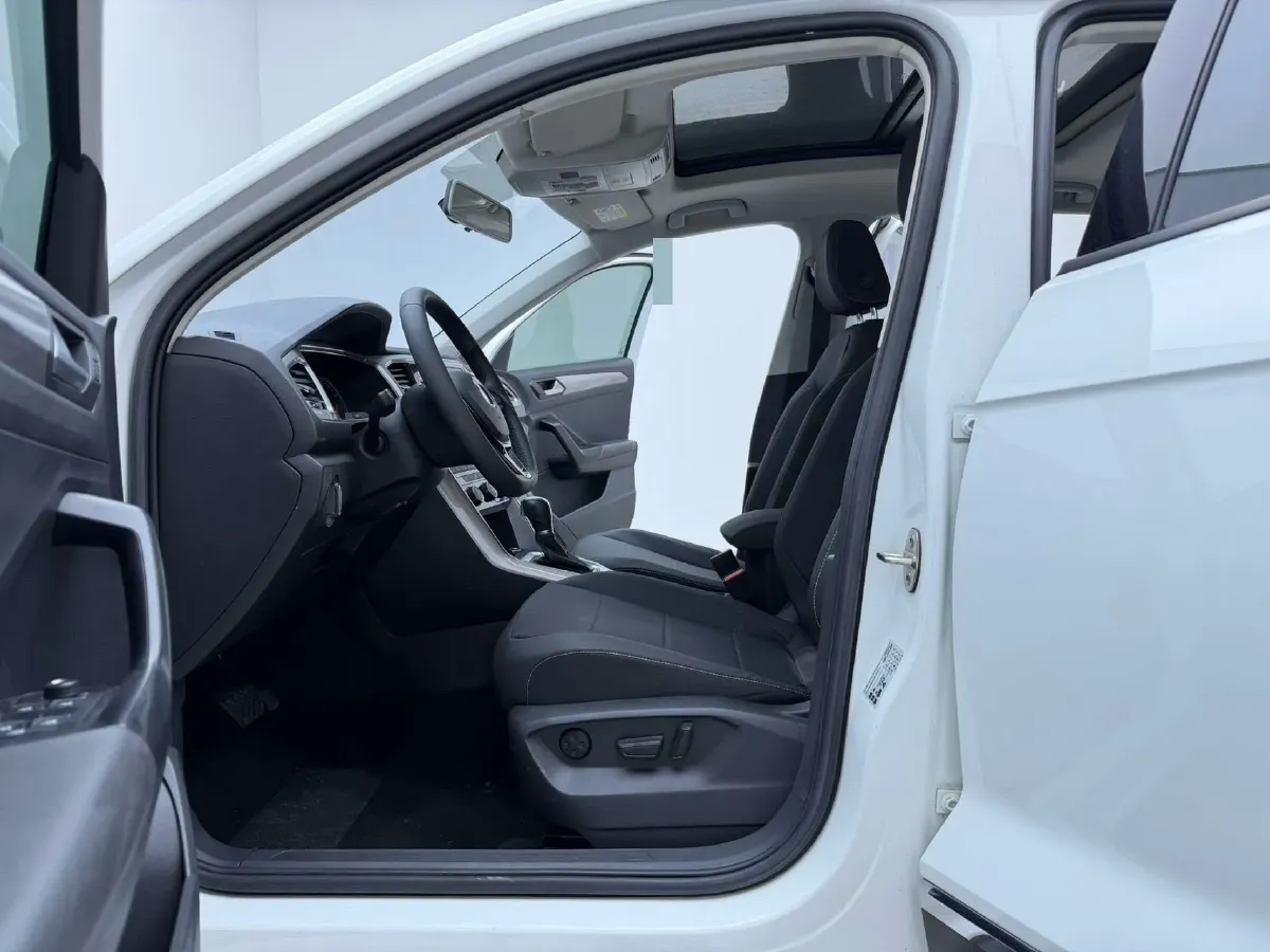 2021 Volkswagen T-Roc 1.4T 150HP L4 7DCT,autocango,china used car exporter,china ev exporter,chinese used car exporter,chinese used ev exporter