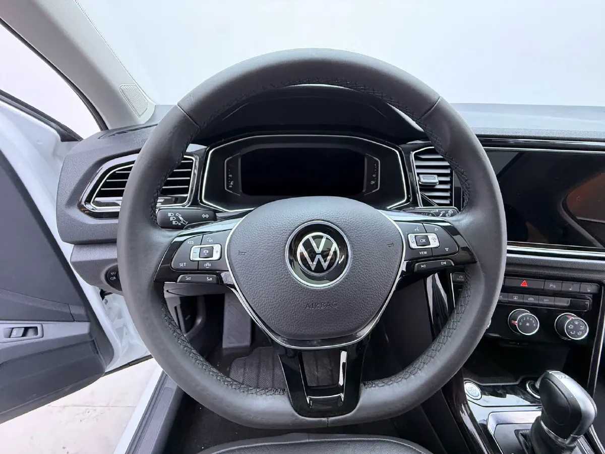 2021 Volkswagen T-Roc 1.4T 150HP L4 7DCT,autocango,china used car exporter,china ev exporter,chinese used car exporter,chinese used ev exporter