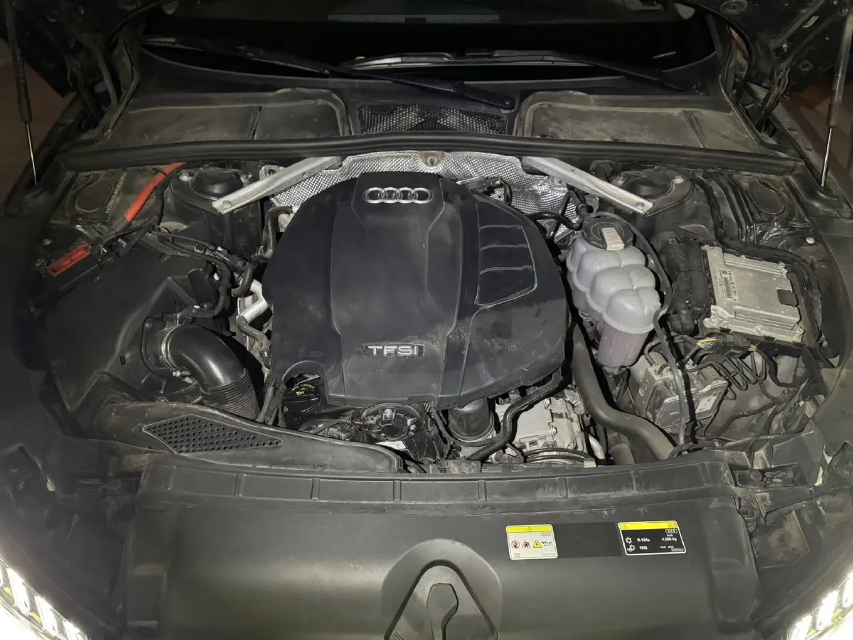 2022 Audi A4L 2.0T 190HP L4 7DCT,autocango,china used car exporter,china ev exporter,chinese used car exporter,chinese used ev exporter