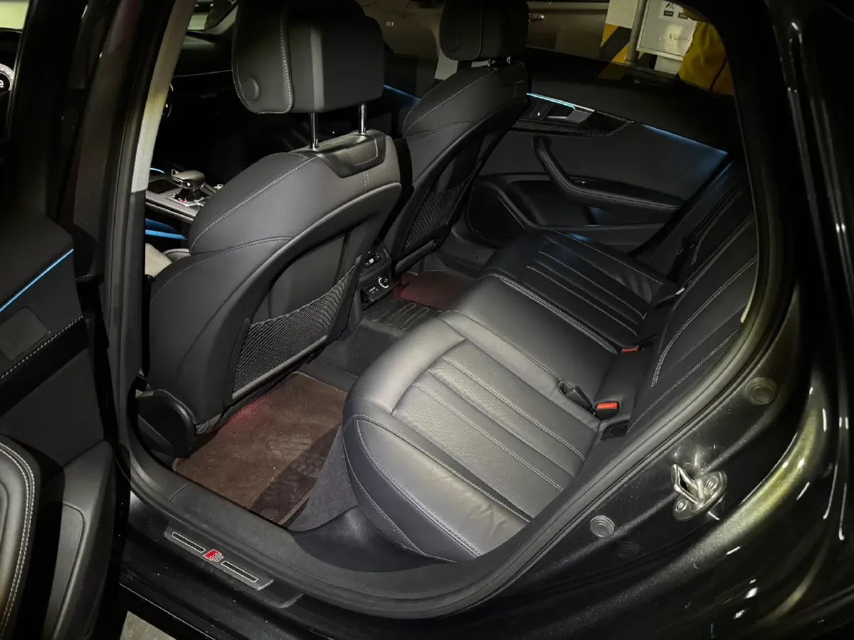 2022 Audi A4L 2.0T 190HP L4 7DCT,autocango,china used car exporter,china ev exporter,chinese used car exporter,chinese used ev exporter