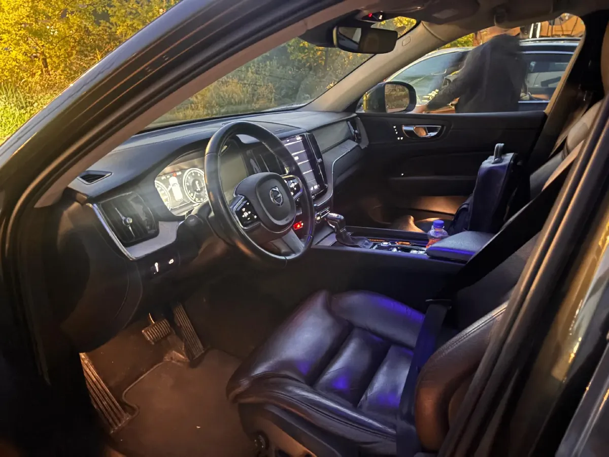 2020 Volvo XC60 2.0T 254HP L4 8AT,autocango,china used car exporter,china ev exporter,chinese used car exporter,chinese used ev exporter