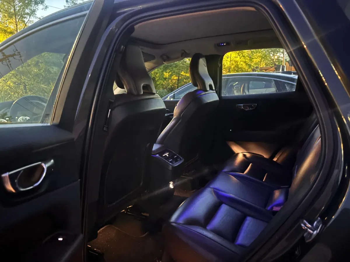 2020 Volvo XC60 2.0T 254HP L4 8AT,autocango,china used car exporter,china ev exporter,chinese used car exporter,chinese used ev exporter