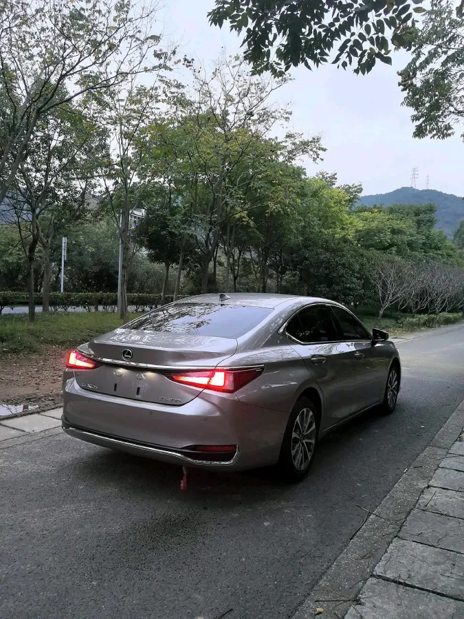 2023 Lexus ES 2.0L 173HP L4 CVT,autocango,china used car exporter,china ev exporter,chinese used car exporter,chinese used ev exporter