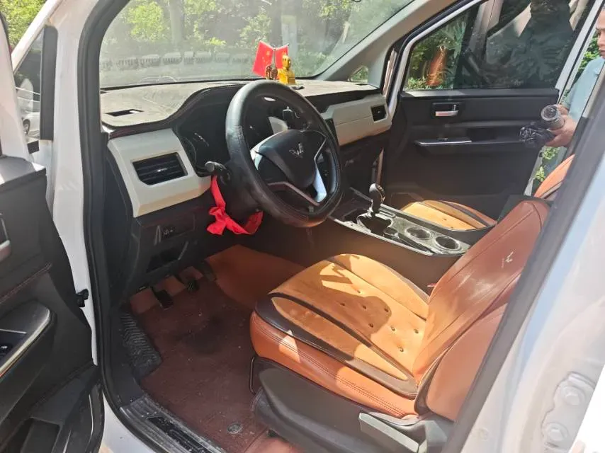 2019 WuLing HongGuang Plus 1.5T 147HP L4 6MT,autocango,china used car exporter,china ev exporter,chinese used car exporter,chinese used ev exporter