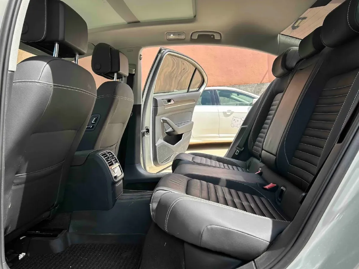 2020 Volkswagen Magotan 2.0T 186HP L4 7DCT,autocango,china used car exporter,china ev exporter,chinese used car exporter,chinese used ev exporter