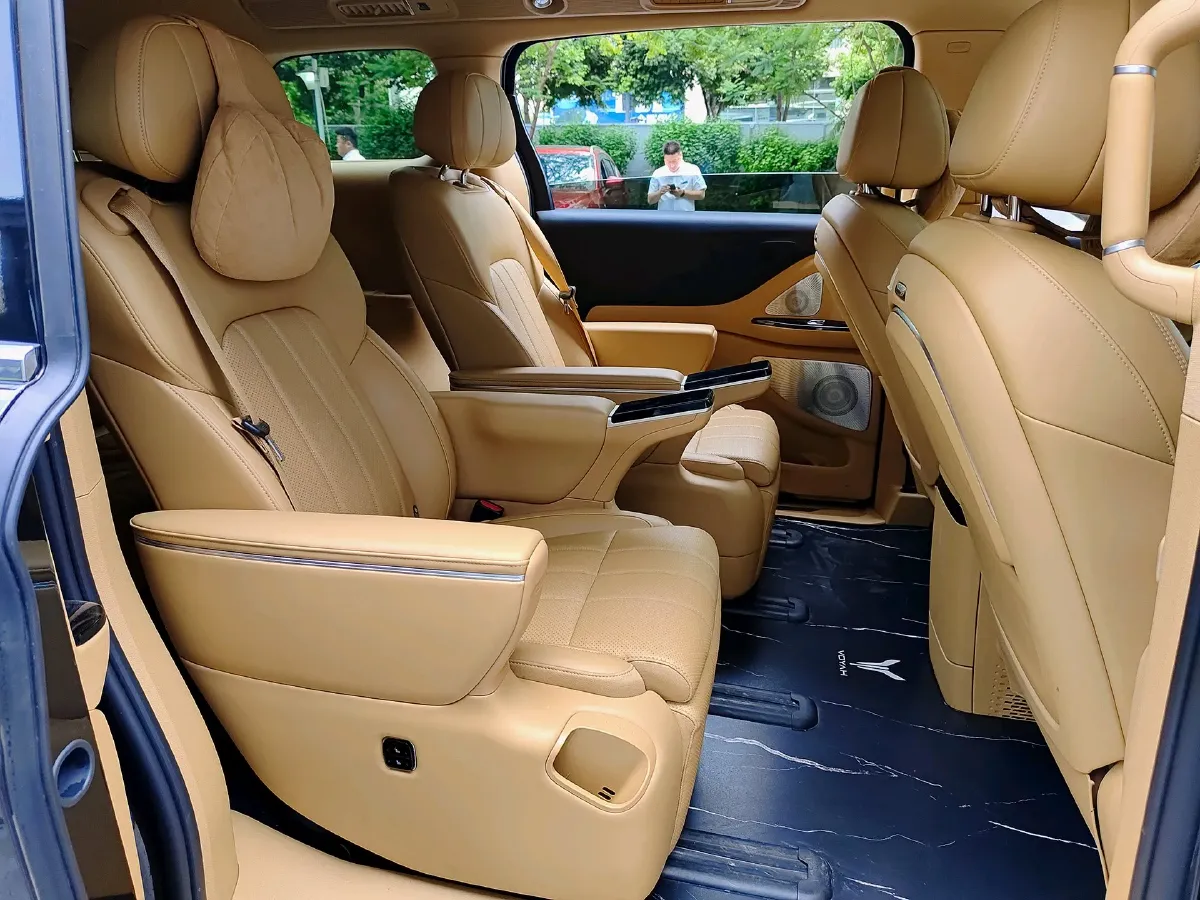 2025 Voyah Dream 1.5T 150HP L4 PHEV 41.7KWH,autocango,china used car exporter,china ev exporter,chinese used car exporter,chinese used ev exporter
