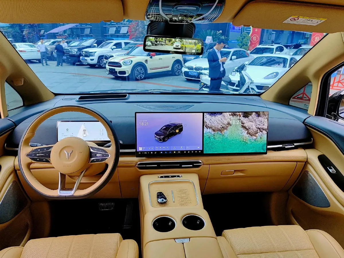 2025 Voyah Dream 1.5T 150HP L4 PHEV 41.7KWH,autocango,china used car exporter,china ev exporter,chinese used car exporter,chinese used ev exporter