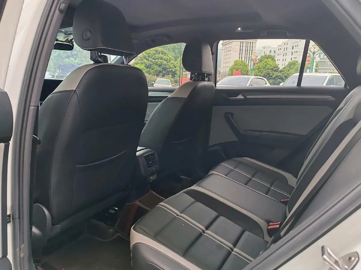2023 Volkswagen T-Roc 1.5T 160HP L4 7DCT,autocango,china used car exporter,china ev exporter,chinese used car exporter,chinese used ev exporter