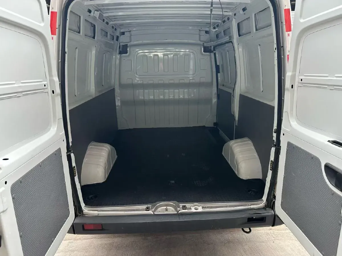 2013 MAXUS XinTu V80 2.5T 136HP L4 5MT,autocango,china used car exporter,china ev exporter,chinese used car exporter,chinese used ev exporter