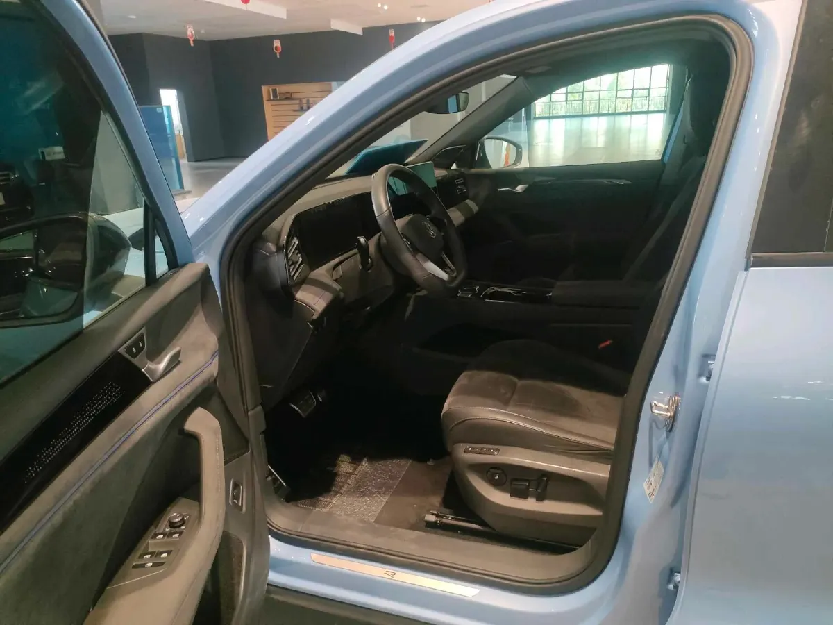 2025 Volkswagen Tiguan L 2.0T 220HP L4 7DCT,autocango,china used car exporter,china ev exporter,chinese used car exporter,chinese used ev exporter