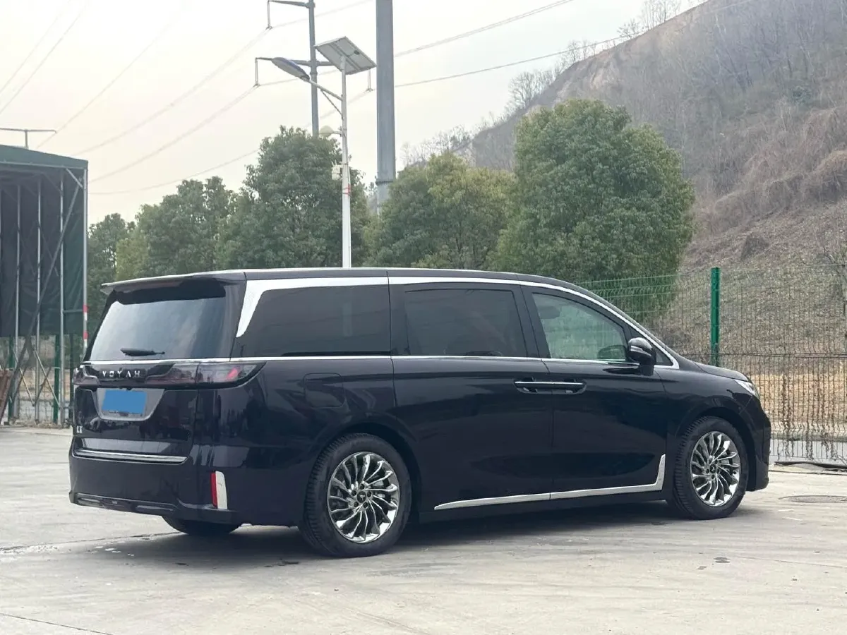 2024 Voyah Dream 1.5T 150HP L4 PHEV 43KWH,autocango,china used car exporter,china ev exporter,chinese used car exporter,chinese used ev exporter