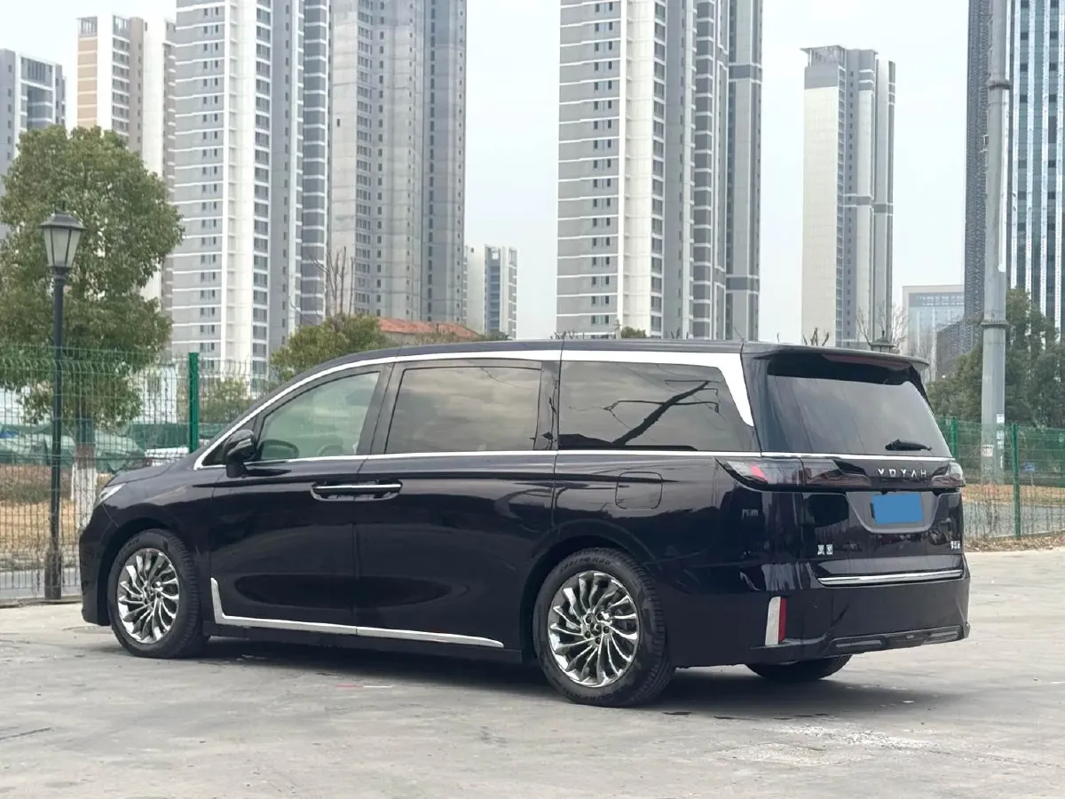2024 Voyah Dream 1.5T 150HP L4 PHEV 43KWH,autocango,china used car exporter,china ev exporter,chinese used car exporter,chinese used ev exporter