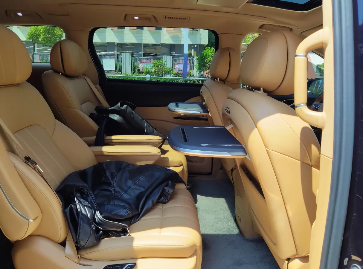2024 Voyah Dream 1.5T 150HP L4 PHEV 43KWH,autocango,china used car exporter,china ev exporter,chinese used car exporter,chinese used ev exporter
