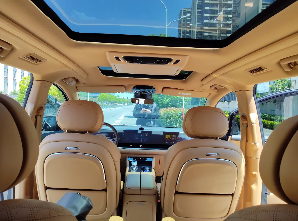2024 Voyah Dream 1.5T 150HP L4 PHEV 43KWH,autocango,china used car exporter,china ev exporter,chinese used car exporter,chinese used ev exporter