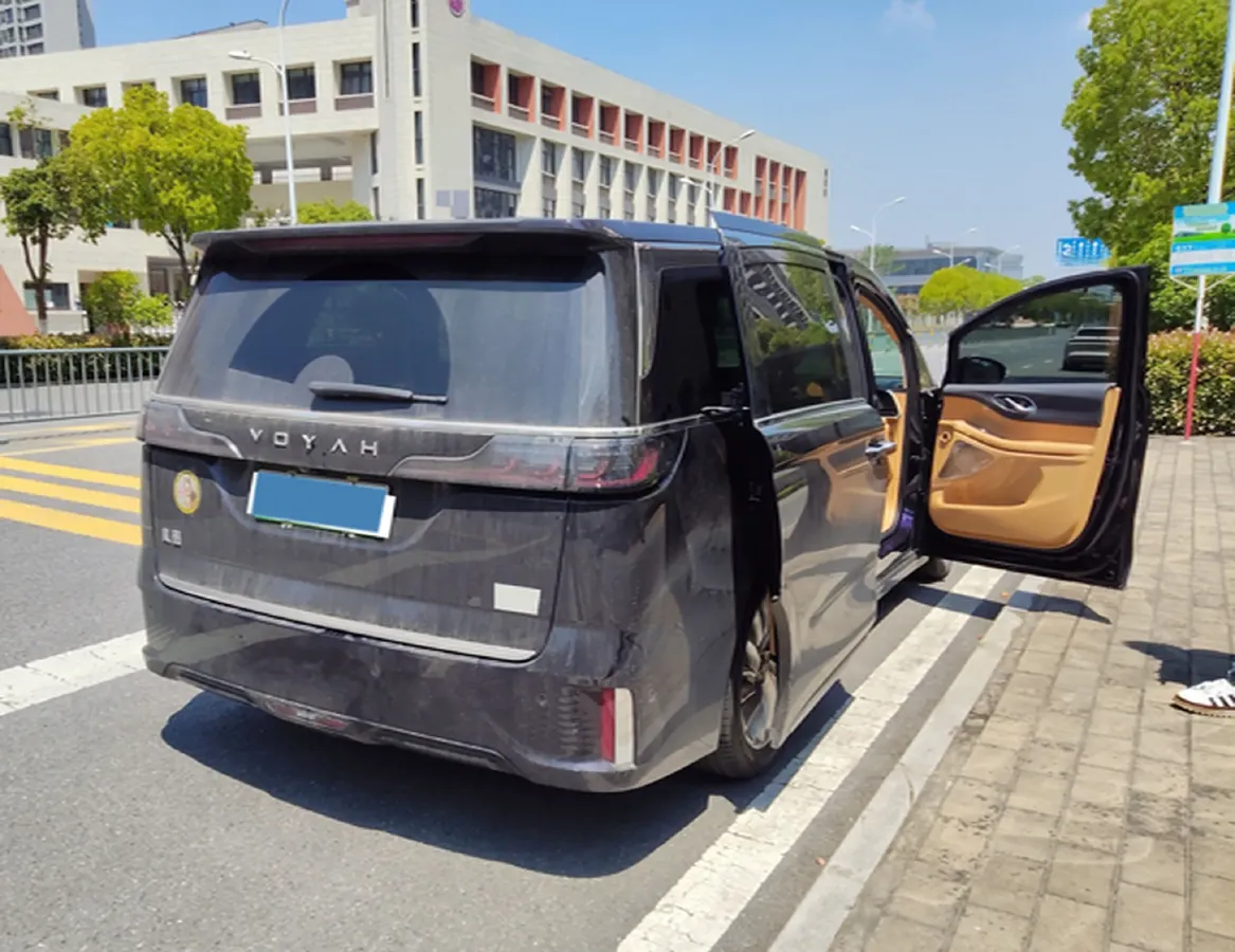 2024 Voyah Dream 1.5T 150HP L4 PHEV 43KWH,autocango,china used car exporter,china ev exporter,chinese used car exporter,chinese used ev exporter