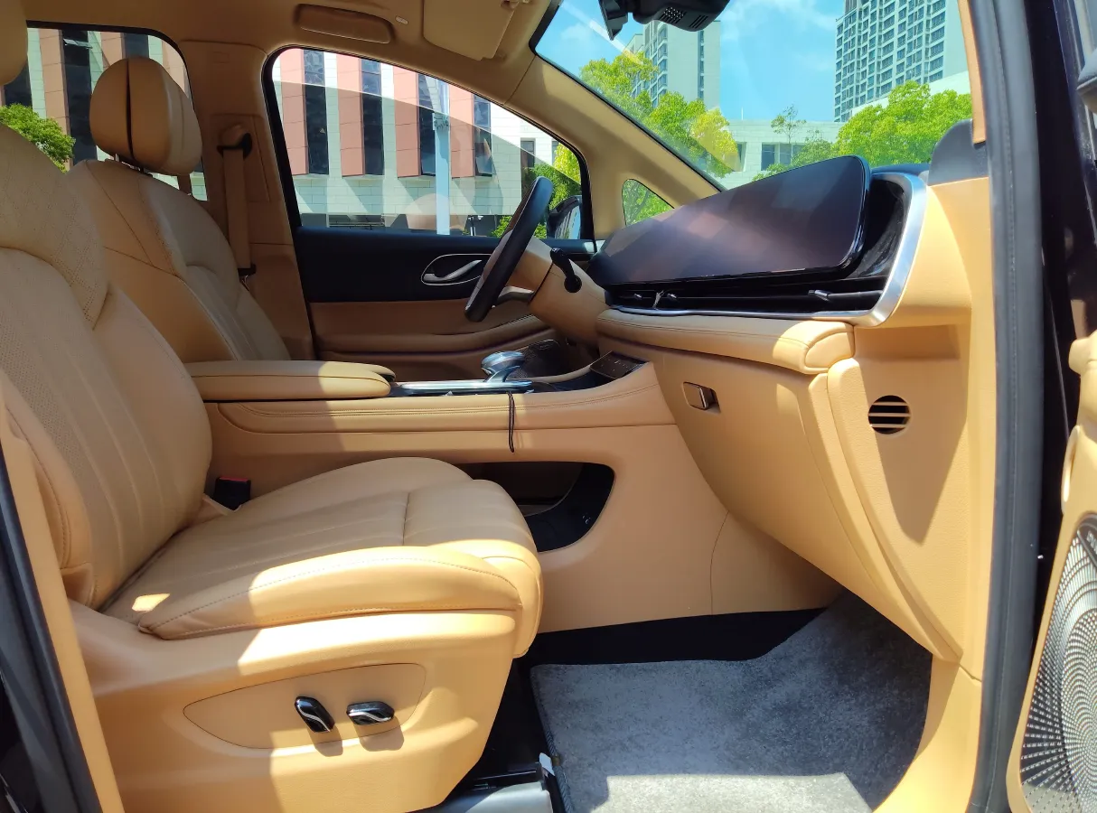 2024 Voyah Dream 1.5T 150HP L4 PHEV 43KWH,autocango,china used car exporter,china ev exporter,chinese used car exporter,chinese used ev exporter