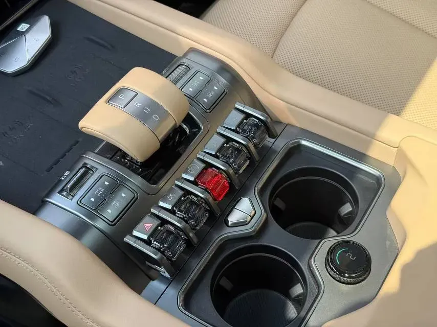 2025 FangChengBao Bao 8 2.0T 245HP L4 E-CVT PHEV,autocango,china used car exporter,china ev exporter,chinese used car exporter,chinese used ev exporter