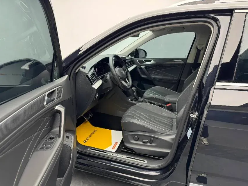 2024 Volkswagen Tiguan L 2.0T 186HP L4 7DCT,autocango,china used car exporter,china ev exporter,chinese used car exporter,chinese used ev exporter