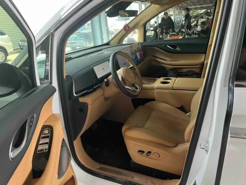 2025 Voyah Dream 1.5T 150HP L4 PHEV 41.7KWH,autocango,china used car exporter,china ev exporter,chinese used car exporter,chinese used ev exporter
