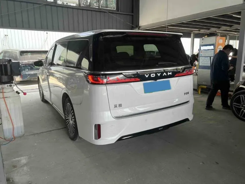 2025 Voyah Dream 1.5T 150HP L4 PHEV 41.7KWH,autocango,china used car exporter,china ev exporter,chinese used car exporter,chinese used ev exporter