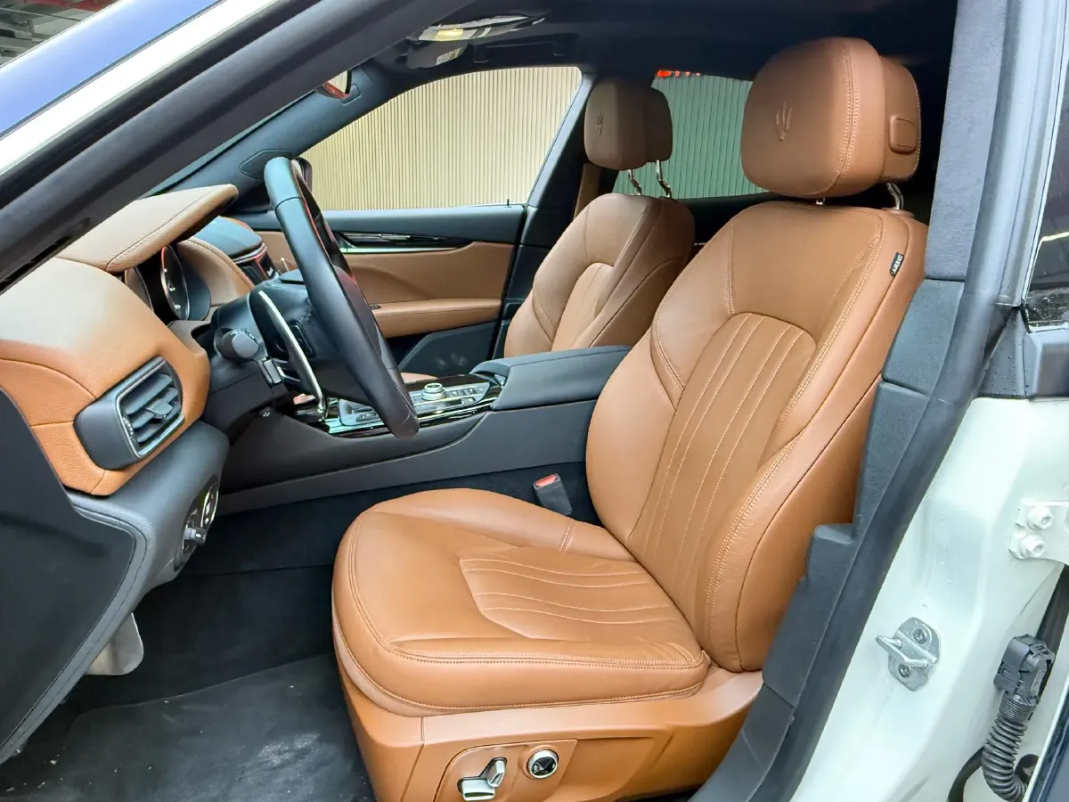 2022 Maserati Levante 2.0T 330HP L4 8AT,autocango,china used car exporter,china ev exporter,chinese used car exporter,chinese used ev exporter