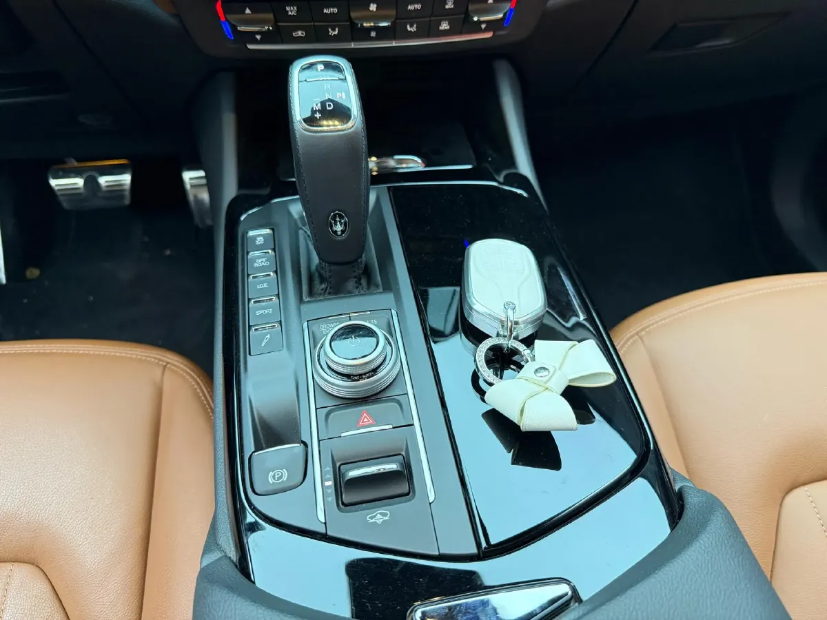 2022 Maserati Levante 2.0T 330HP L4 8AT,autocango,china used car exporter,china ev exporter,chinese used car exporter,chinese used ev exporter