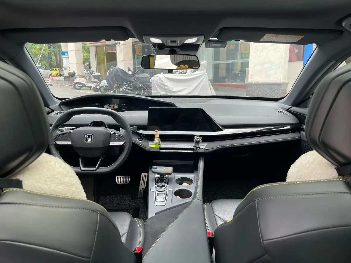 2022 ChangAn UNI-V 1.5T 188HP L4 7DCT,autocango,china used car exporter,china ev exporter,chinese used car exporter,chinese used ev exporter