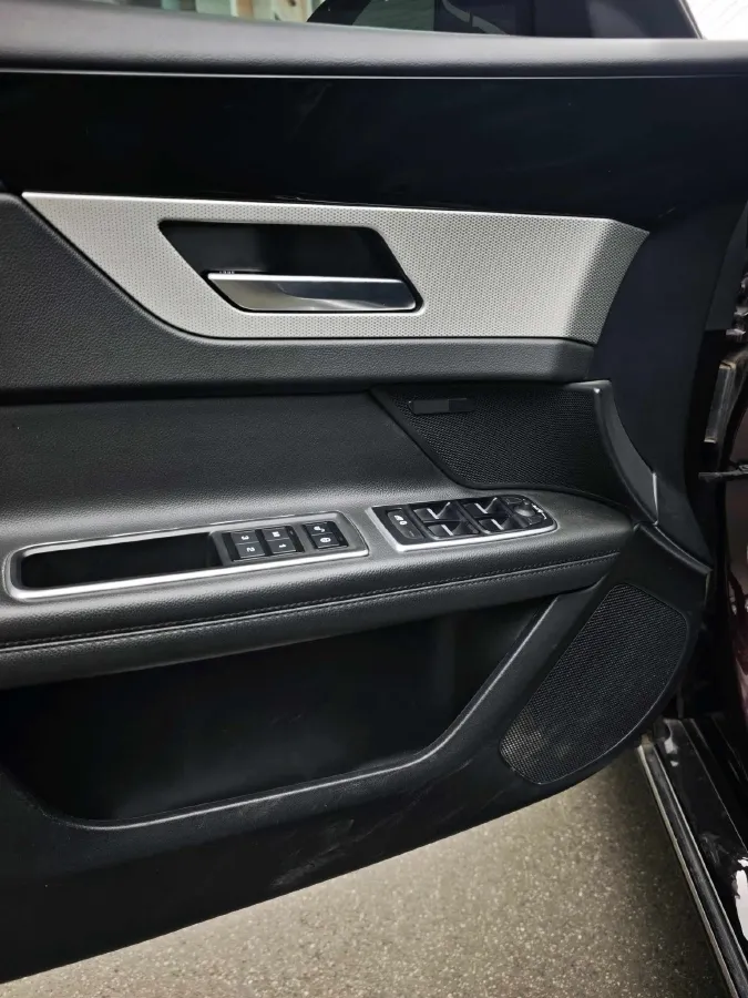 2021 Jaguar XFL 2.0T 200HP L4 8AT,autocango,china used car exporter,china ev exporter,chinese used car exporter,chinese used ev exporter