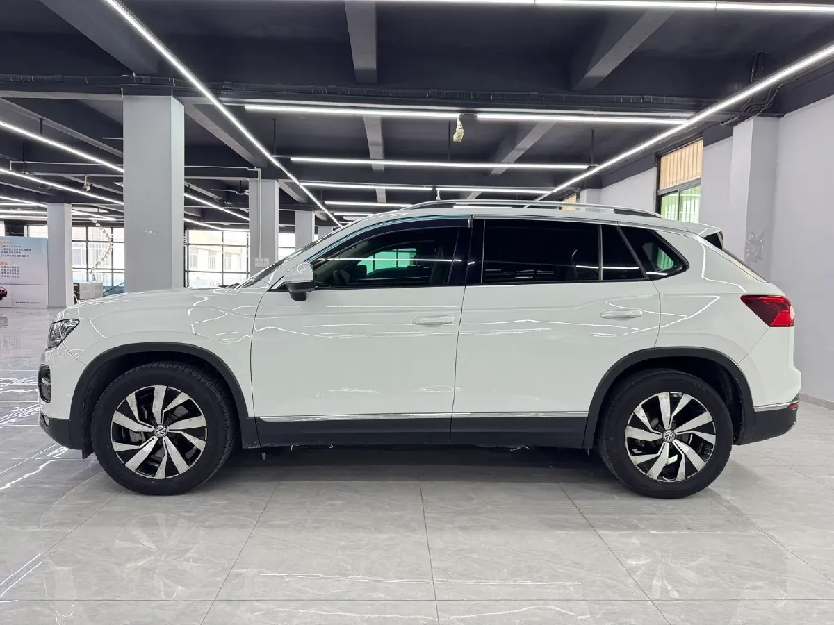 2019 Jeep Cherokee 2.0T 234HP L4 9AT,autocango,china used car exporter,china ev exporter,chinese used car exporter,chinese used ev exporter