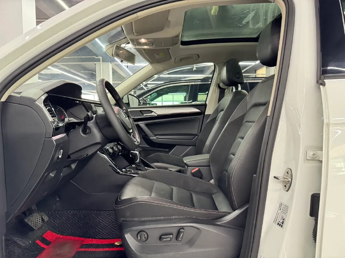 2019 Jeep Cherokee 2.0T 234HP L4 9AT,autocango,china used car exporter,china ev exporter,chinese used car exporter,chinese used ev exporter